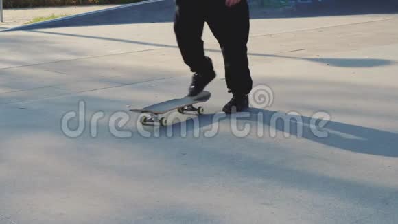 秋日混凝土滑板公园滑板运动员腿特写视频的预览图