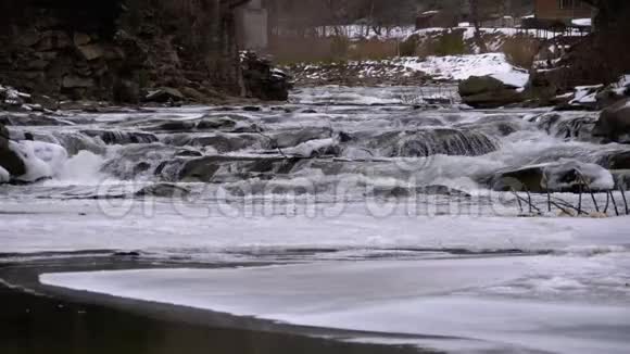 野山河流淌着石头巨石和石急流慢动作视频的预览图