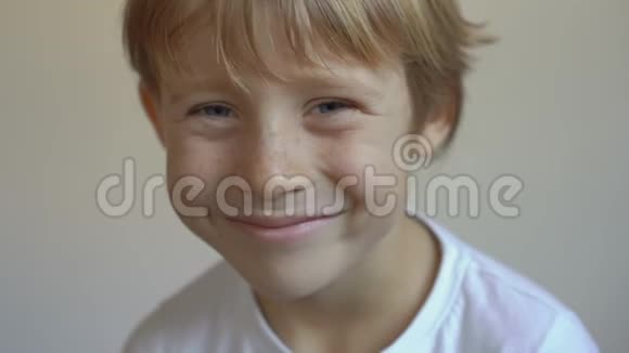 小男孩显示他的一些乳齿脱落了儿童牙齿变化的概念视频的预览图