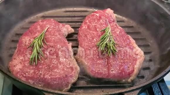 用烤盘烹制带有迷迭香的生小牛肉牛排视频的预览图