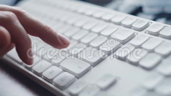 人的手指反复按下白色键盘上的Enter键输入按钮视频的预览图