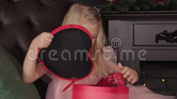 一个十岁的快乐女孩打开了新年礼物2020年新年快乐视频的预览图