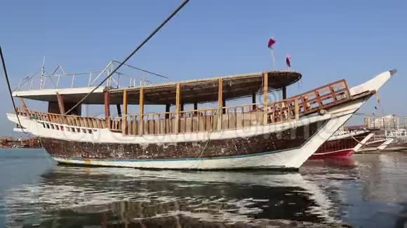 在卡塔尔多哈的科尼切的一艘传统木船视频的预览图