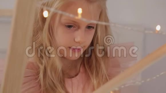 一个九岁的女孩在新年装饰手里拿着一个新年玩具2020年新年视频的预览图