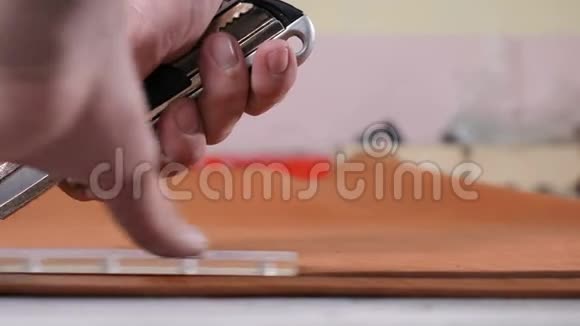 手工切割皮革在工艺制造货物斯金纳工作室特写镜头展示大师的双手视频的预览图