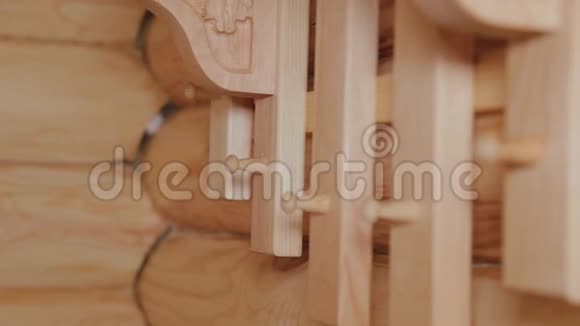 漂亮的木雕衣架视频的预览图