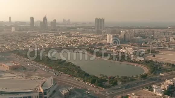 阿联酋AlBarshaPond公园周围迪拜城市景观的空中时间流逝视频的预览图