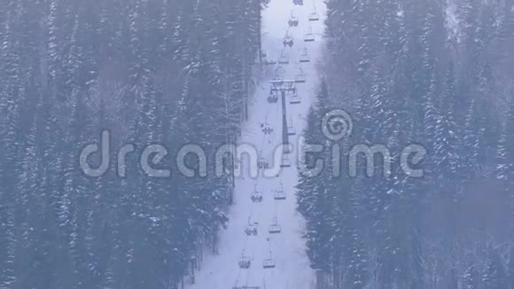 滑雪胜地喀尔巴阡山针叶树之间的滑雪电梯视频的预览图