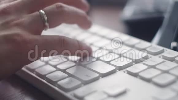 在笔记本电脑上工作在键盘上打字现代办公业务男人穿着米色毛衣的手视频的预览图