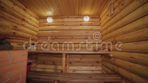 美丽的桑拿室内由木制原木制成视频的预览图