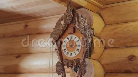 漂亮的木制旧挂钟视频的预览图