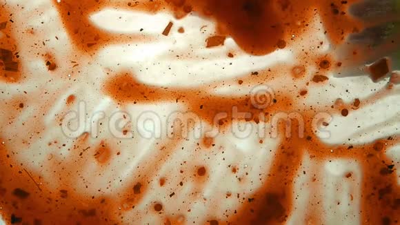 从下面看作为一个烹饪刷涂番茄酱与草药烹饪牛排在烤架上白色背景视频的预览图
