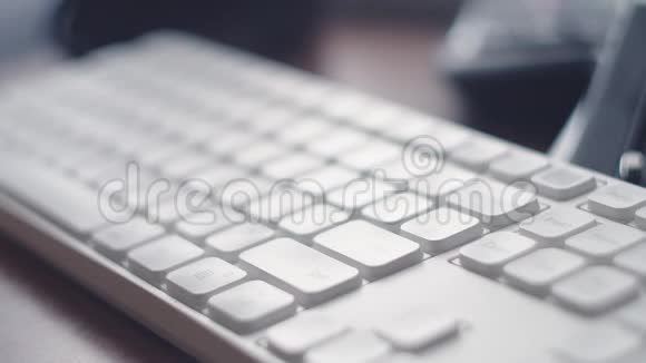 ECU手指按白色计算机输入键手指按多次键盘上的Enter按钮一张一张的视频的预览图