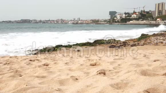 波在葡萄牙卡斯卡斯的大西洋边的海滩上坠毁视频的预览图
