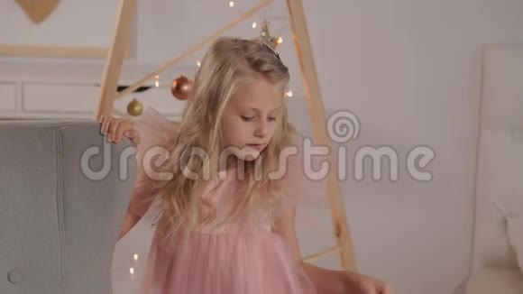 一个九岁的女孩在新年装饰手里拿着一个新年玩具2020年新年视频的预览图