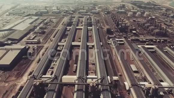 阿联酋迪拜一家现代化铝厂的航拍照片视频的预览图