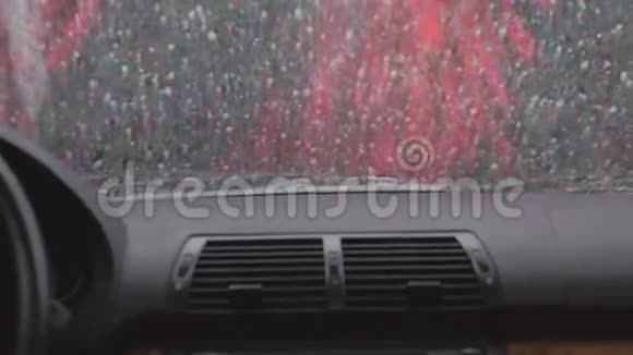 汽车在自动洗车纺纱刷视频的预览图