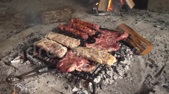 烤架上的新鲜肉视频的预览图
