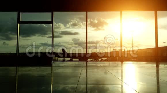 日落时机场旅客的剪影视频的预览图