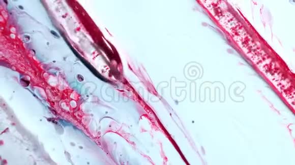 红色和白色油漆墨水慢动作视频白底视频的预览图