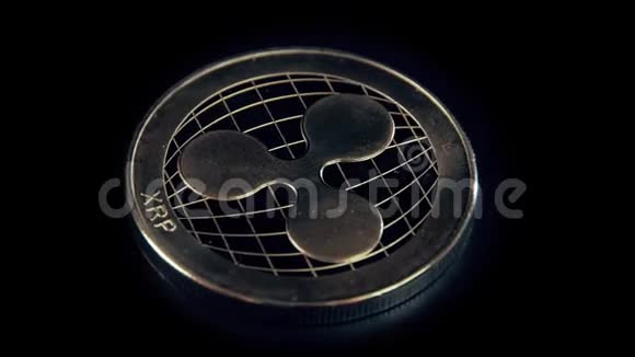 黑色背景上的银色涟漪硬币旋转支架上的银密码币视频的预览图