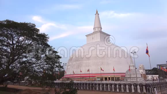 鲁万韦利萨雅达戈巴夜景Anuradhapura斯里兰卡视频的预览图