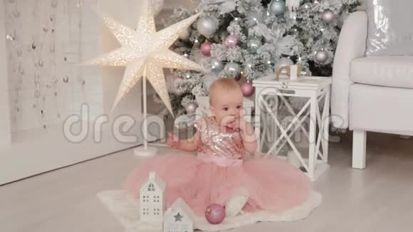 美丽的一岁女孩在新年装饰2020年新年快乐视频的预览图