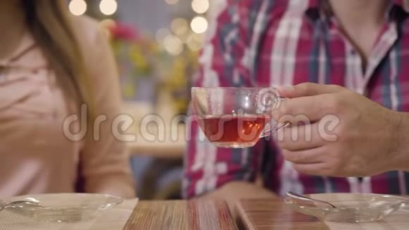 面目全非的高加索女人和中东男人在咖啡馆里喝着热饮喝着茶青年视频的预览图
