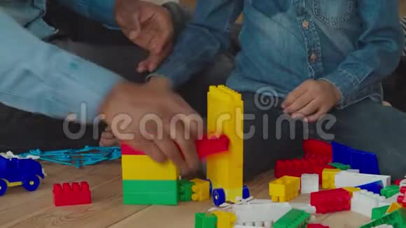 非洲家庭玩积木视频的预览图
