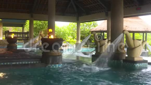 度假胜地的游泳池和喷泉视频的预览图