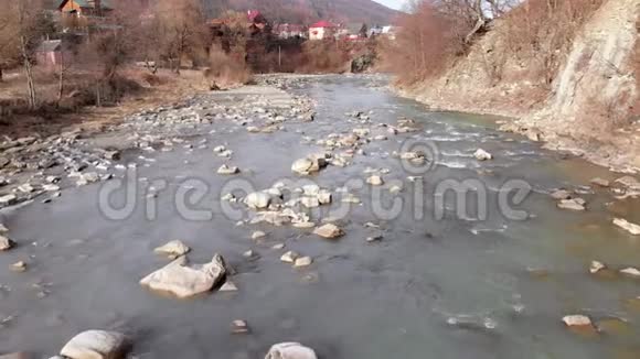 飞越野山河与巨石急流同流视频的预览图