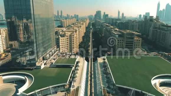 阿联酋Jumeirah棕榈岛单轨和住宅建筑的鸟瞰图视频的预览图