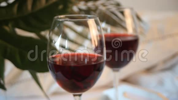 一杯红酒浪漫的晚餐概念视频的预览图