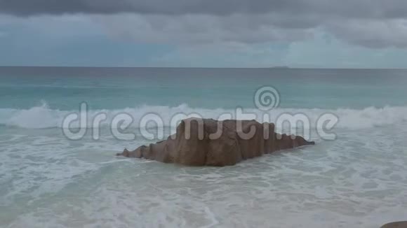 印度洋上的塞舌尔岛景观LaDigue美丽的蓝色海洋有海浪沙滩和热带绿色森林视频的预览图