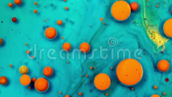 蓝色背景上美丽的橙色气泡屏幕上的主题或壁纸视频的预览图