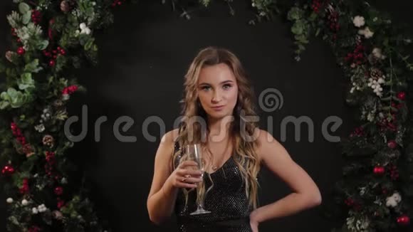 美丽的快乐女孩在新年装饰香槟2020年新年视频的预览图