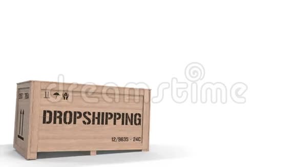 白色背景上带有DROPSHIPPING文本的大型木箱3D动动画视频的预览图