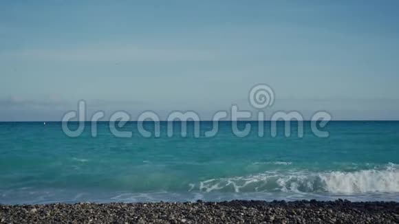 快乐的一对穿着便服的情侣在温暖的晴天牵着手沿着大海散步绿松石海海浪心情好视频的预览图