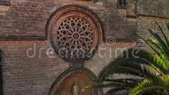 在美丽的基督教罗马天主教圣朱梅教堂附近俯瞰阿尔库迪亚镇视频的预览图