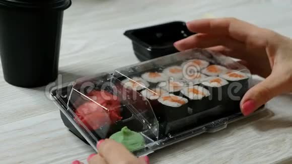 女人打开带卷寿司的格子盒子关上提供食物的概念视频的预览图