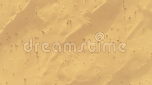 阿联酋沙漠中带有汽车轨迹的沙丘高空向下拍摄视频的预览图