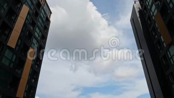 在现代建筑之间的蓝天上飘着云视频的预览图