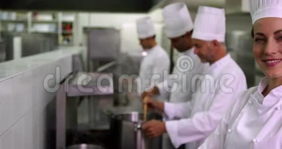 总厨对着镜头微笑身后有一队人视频的预览图