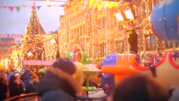俄罗斯莫斯科红场上的新年和圣诞集市是一个不知名的成年人和儿童视频的预览图