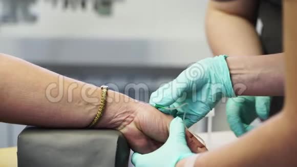 静脉注射技术人员用针头和空泡从病人手臂上抽血进行病毒测试护士收集视频的预览图