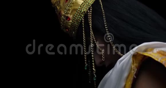 一张印第安神萨拉斯瓦蒂的侧写照片身穿白色连衣裙头冠4k视频的预览图