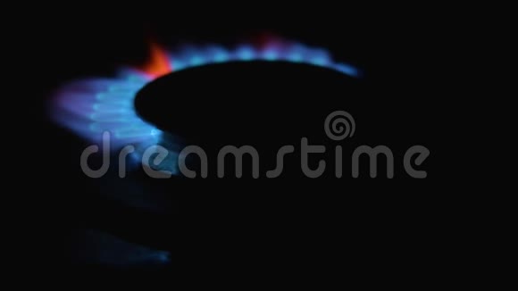 黑色背景上的煤气炉蓝色火焰厨房燃烧器打开天然气炎症化学反应坚持到底视频的预览图
