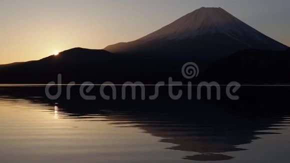 山富士山日出日辉来自日本莫托苏湖视频的预览图