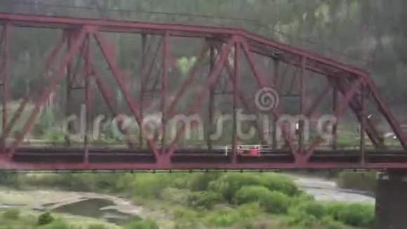 从移动列车的窗口看过的桥视频的预览图
