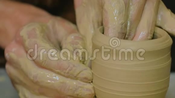 生产陶瓷的专业男性陶工视频的预览图